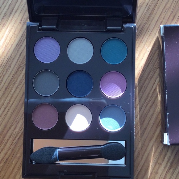 New vintage mark by Avon on the dot matte eyeshadow palette! - Picture 2 of 2